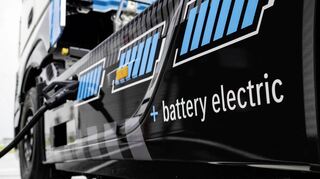 Der elektrisch angetriebene Lastwagen eActros beim Aufladen.