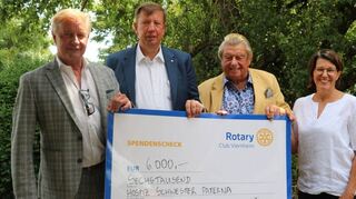 Michael Tekath (v.l.), Thomas Lauth, Werner Gutperle und Ines Steyrleuthner bei der Übergabe des symbolischen Spendenschecks.