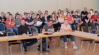 Zahlreiche Eltern verfolgen die Diskussion im Haupt- und Finanzausschuss Bürstadt über die Erhöhung der Kita-Gebühren.