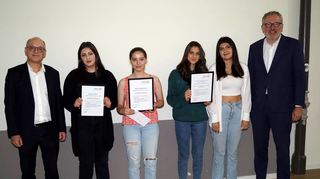 Auszeichnung für die Schüler-Mentorinnen im Kaisergarten (v.l.): Rotarier-Präsident Stefan Fellmeth, Sama Ibrahim, Miran Ay, Özge Yildiz, Aydan Ucar und der scheidende Oberbürgermeister Peter Kurz.