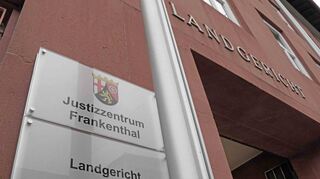 Daniel P. muss sich seit Donnerstag wegen räuberischer Erpressung vor dem Landgericht in Frankenthal verantworten.