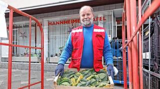 Tafel-Chef Hubert Mitsch aus Mannheim packt stets mit an.