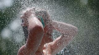 Abkühlung hilft. Am Wochenende wird es im Südwesten hochsommerlich heißt.