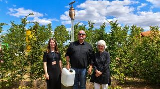 Hier sprudelt der Wasserhahn: Projektleiterin Fabienne Willmann, Sänger Rolf Stahlhofen und Inge Maisch (v. l.) im Garten „Sauberes Wasser“.