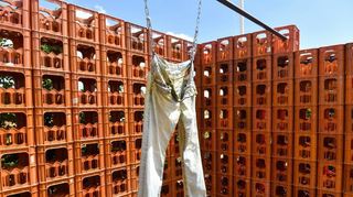 Ein ungewöhnlicher Denkanstoß zum Thema Konsum: 8000 Liter Wasser braucht man für die Produktion einer einzigen Jeans.