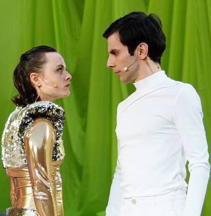 Lena Urzendowsky (l.) und Bekim Latifi spielen die Hauptrollen.