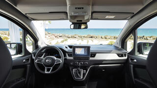 mid Groß-Gerau - Im Cockpit bündelt ein digitales Zehn-Zoll-Instrumentendisplay alle relevanten Informationen.