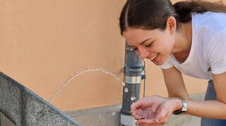 Da plätschert das Trinkwasser am Geschirrplätzel in der Fußgängerzone in die Hände der jungen Passantin und erfrischt sie hoffentlich.