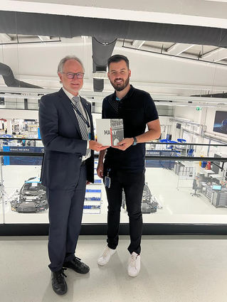 Ein Horst-Hamann-Fotobuch als Gastgeschenk aus Mannheim: Helmut Augustin (l.) und der kroatische Auto-Visionär Mate Rimac.