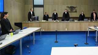 Das Schwurgericht um den Vorsitzenden Richter Gerd Rackwitz (Mitte). Der Angeklagte betrat den Raum erst, nachdem Fotografen den Saal verlassen hatten.