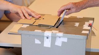 Stimmzettelabgabe im Wahllokal beim ersten Wahlgang.