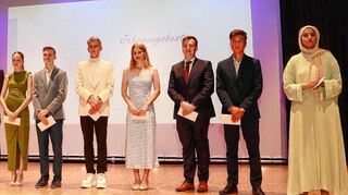 Diese sieben jungen Menschen haben das Abitur am LGL mit 1,0 bestanden und wurden bei der Feier als Jahrgangsbeste besonders gewürdigt.