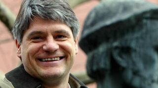 Raoul Schrott legt mit seiner „Inventur des Sommers“ eine hochgelehrte, anregende Mischung aus Poesie und Essay vor.
