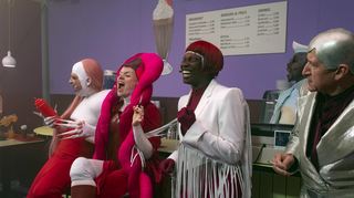 Der Burgunderhof als diverser Diner (v. l.): Simon Kirsch (Gunnar), Laina Schwarz (Kriemhild), Ruby Commey (Hagen), Bless Amad (Odin), Jens Albinus (Reginn).