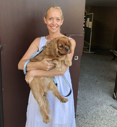 Karina Burgmann kommt mit Cavalier King Charles Spaniel Hündin „Smilla“ zum Wahllokal.