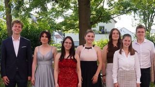 Sieben gltte Einsen (v.l.): Linus Harmgarth, Tabea Astor, Ania Chiriac, Jennifer Hauer, Johanna Stimpel, Marisa Hoffmann und Nils Tegethoff.