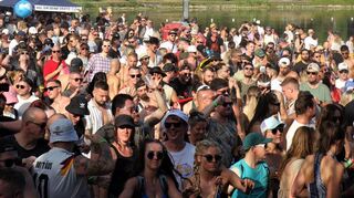Partylaune beim Festival „Tanz der Bässe“: Besucherinnen und Besucher drängen sich am Lampertheimer Badesee.