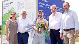 Lydia Frotscher, Jochen Sandner (2.v.l.), OB Peter Kurz (2.v.r.) und Michael Schnellbach (r.) begrüßen Peter Hinz (M.) – den 1 000 000 Besucher.