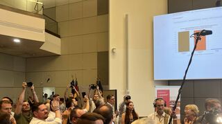 Christian Spechts Anhänger feiern im Ratssaal des Stadthauses so erleichtert wie begeistert den Wahlsieg des Christdemokraten.