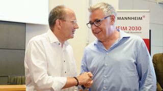 Der Gewinner Christian Specht (l, CDU) gibt im Ratssaal beim zweiten Wahlgang zum Oberbürgermeister der Stadt Mannheim dem unterlegenen Kandidaten Thorsten Riehle (SPD) die Hand.