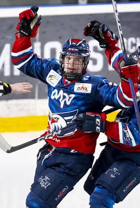 Jubelt in der kommenden Saison für die Löwen Frankfurt: Kevin Bicker wurde im diesjährigen NHL-Draft als erster deutscher Spieler ausgewählt.