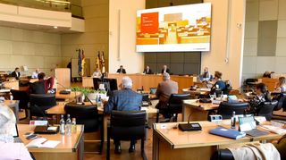 Der Gemeinderat bei Etatberatungen im Oktober 2022. Künftig wird Christian Specht (in der Mitte auf dem Podium) dort sitzen, wo hier rechts von ihm das bisherige Stadtoberhaupt Peter Kurz sitzt.