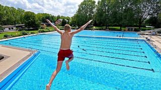 Das Freibad in Ladenburg soll ab 2025 saniert werden. Die Kosten dafür betragen nach heutigem Stand rund 7,4 Millionen Euro.