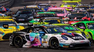 Laurin Heinrich (hier im Vordergrund mit der Startnummer 75) fuhr beim DTM-Rennen in Nürnberg gleich zwei Mal in die Punkteränge.