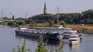 Der Tanker „Eventus“ nimmt das Museumsschiff seitwärts. Rechts hilft die MS „Oberrhein“ der Hafengesellschaft bei dem Manöver.
