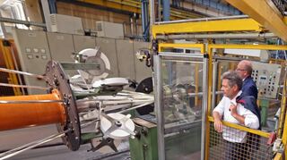 Bundeswirtschaftsminister Robert Habeck begutachtet die Universal-Verseilmaschine, hinter ihm Standortleiter Johannes Kaumanns.