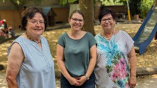 Der von Julika Biebert (M.) geleitete Kindergarten St. Joseph wird 100, und auch Ehemalige wie Karin Adler (l.) und Bärbel Siebler (r.) wollen am 15. Juli mitfeiern.