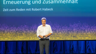 „Robert-kritisch“ blickt Habeck auf den Streit in der Ampel-Koalition.