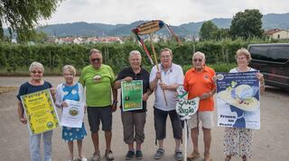 Alte Plakate zum Sängerbund-Jubiläum werden auf dem Reiterhof von Hans Mayer vorgestellt.