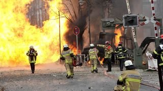 Am 23. Oktober 2014 kämpfen Feuerwehrleute nach der Gasexplosion gegen das Flammeninferno.