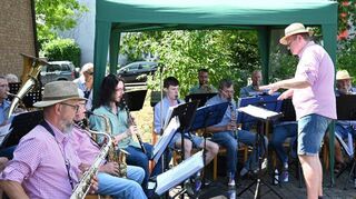 Zum Mittagessen gibt’s beim Gemeindefest musikalische Unterhaltung von der Rohrheimer Blasmusik.