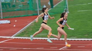 Maya Heidemann übergibt den Staffelstab an Chantal Schramm. Das Team des TSV Amicitia stellte in Göttingen eine neue Bestleistung auf.