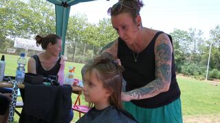 Neue Frisur gefällig? Beim großen KARDS-Fest konnten sich die Mädchen und Jungen kostenlos die Haare schneiden lassen. Nadja Mayer-Petzel verpasste der siebenjährigen Miruna einen neuen Schnitt.