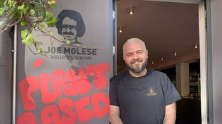 "Plant based" prangt - typisch für Joe Molese natürlich als Graffitti - nun auf dem Burgerladen in der Neckarstadt. Inhaber Marco Panzini will mit dem veganen Angebot auch einen Beitrag zu einer gerechteren Welt leisten.