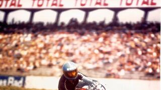 <p>Manfred John (oben auf dem Hockenheimring) mit Neffe Alexander und Bruder Lothar (r.o.) sowie mit Jochen Schmid, dessen Teamchef John war (r.u.).</p>