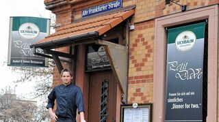 <p>David Hundt vor seinem Dunkel-restaurant auf dem Waldhof.</p>