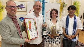 Bürgermeister Dirk Grunert (v. l.) überreichte dem Stadtschreiber Henner Kallmeyer gemeinsam mit der Förderkreis-Vorsitzenden Birgit Sandner-Schmitt und Bibliotheks-Chef Yilmaz Holtz-Ersahin den mit 3000 Euro dotierten Feuergriffel-Preis. Weitere 3000 Euro erhält Kallmeyer bei Veröffentlichung seines Mannheim-Buches.
