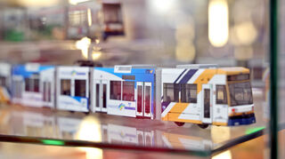 Auch regionales Sonderanfertigungen wie diese RNV-Straßenbahn werden bei "Spielwaren Werst" verkauft.