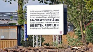 Große, nachträglich aufgestellte Schilder klären inzwischen auf, warum der Klimapark-Teil von Spinelli nicht intensiv begrünt ist.