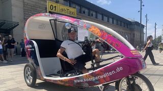 Philipp Wiegand vor dem Hauptbahnhof. Er würde gerne mehr touristische Rundfahrten machen, aber die meisten Kunden wollen schlicht von A nach B.