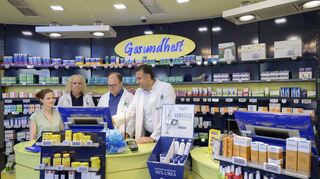 Alexander Föhr (2.v.r.) absolviert ein „Praktikum“ bei der „Stern-Apotheke“, wo er mit Silke Laubscher, Karin Pekkip und Apotheker Hossam Bishara (v.l.) spricht.