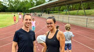 Die LSV-Leichtathleten Thomas Gerhardy (Trainer) und Anne Vormwald (Abteilungsleiterin) fordern aufgrund der Hallennot fürs Wintertraining der größeren Kinder mehr Licht im Römerstadion. Dessen Sanierung lasse zu lange auf sich warten.