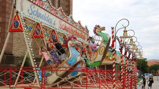 Auf der Schiffschaukel geht es hoch hinaus: Auf dem Viernheimer Apostelplatz steigt ein viertägiges Kinder-Sommerfest.