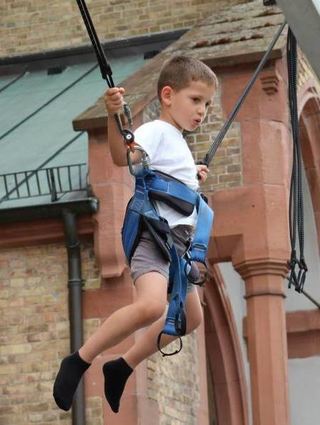 Auf dem Bungee-Trampolin können die Kinder hoch in die Luft springen.