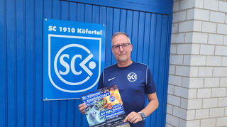 Vorfreude auf das Spiel des Jahres: Käfertals Sportlicher Leiter Peter Sebert präsentiert das Plakat zum Gastspiel des Drittligisten SV Waldhof beim Aufsteiger in die Mannheimer Kreisliga.
