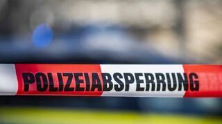 Das Absperrband bei einem Polizeieinsatz (Symbolbild).